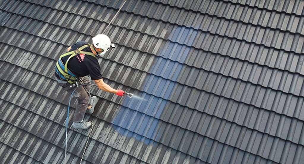 Malowanie dachówki betonowej farbą Bekerfarb