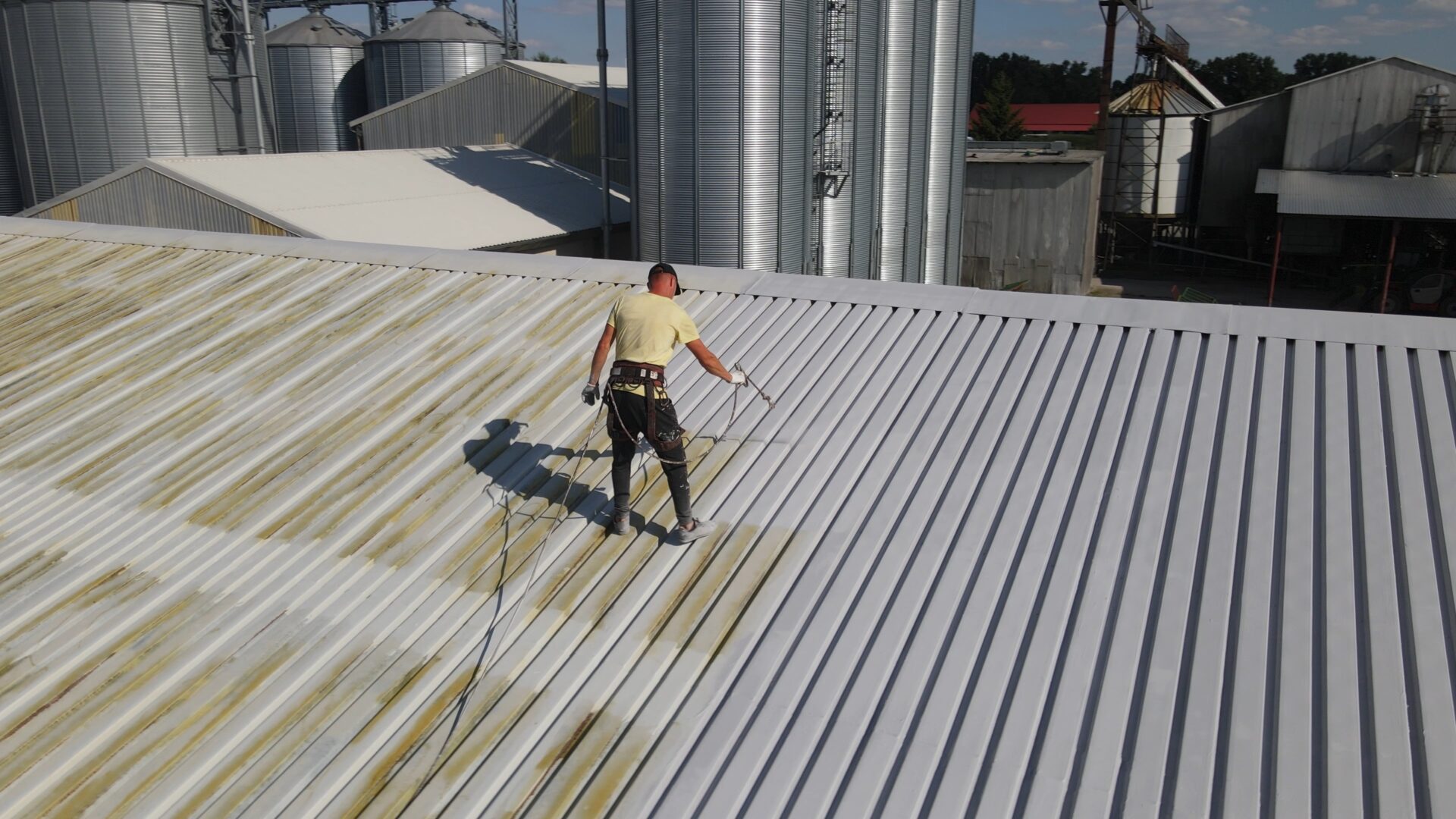 Malowanie dachu z blachy farbą Bekerfarb