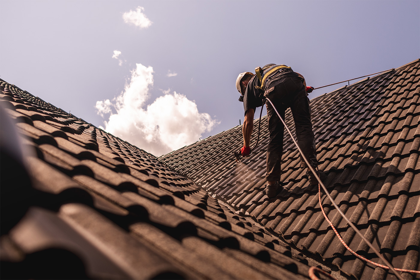 Malowanie dachu z dachówki betonowej farbą Bekerfarb