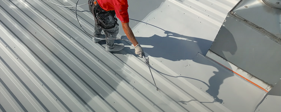 Malowanie dachu z blachy ocynkowanej farbą Bekerfarb