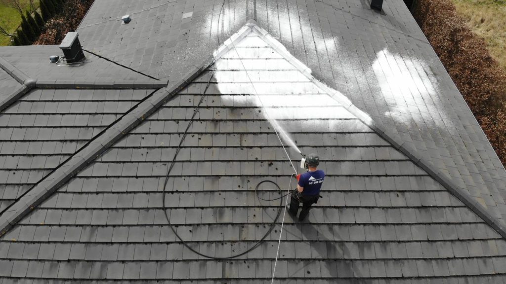 czyszczenie dachowki Czyszczenie dachu - wszystko co musisz wiedzieć
