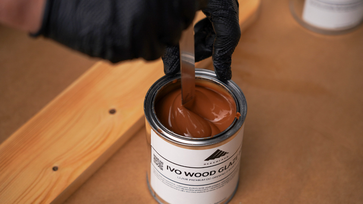 Lazura Ivo-Wood-Glaze HD – mieszanie produktu przed aplikacją