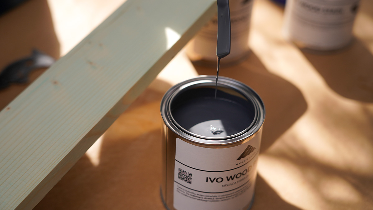 Farba Ivo-Wood-Paint – mieszanie produktu przed aplikacją