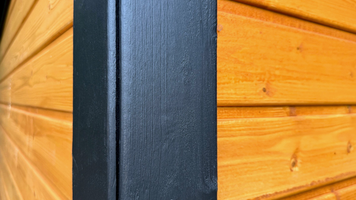 Powierzchnia drewniana pomalowana farbą Ivo-Wood-Paint – satynowe wykończenie