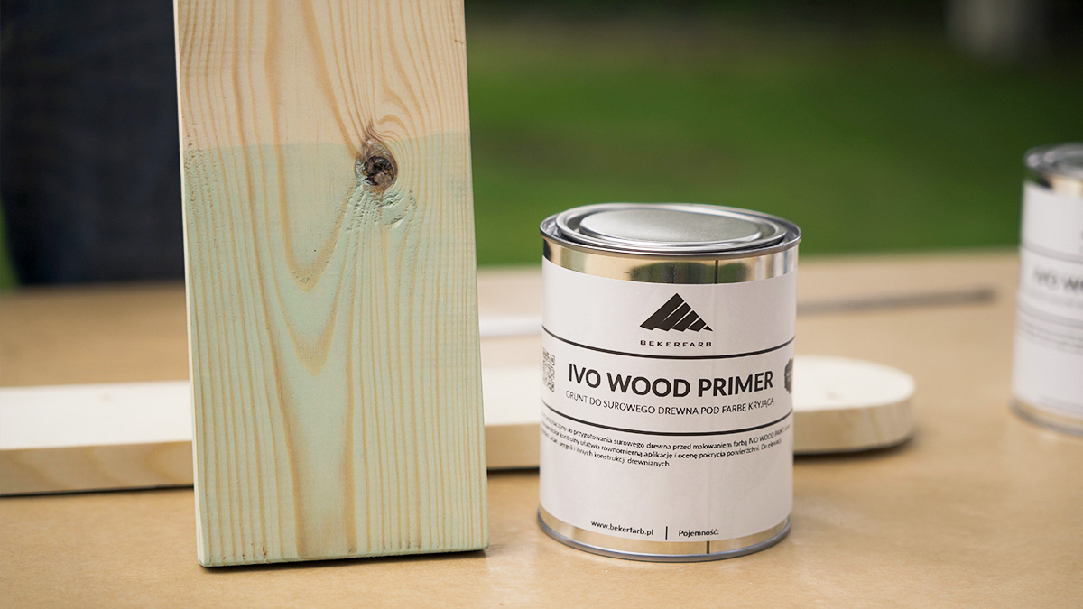Impregnat gruntujący Ivo-Wood-Primer i surowa deska drewniana