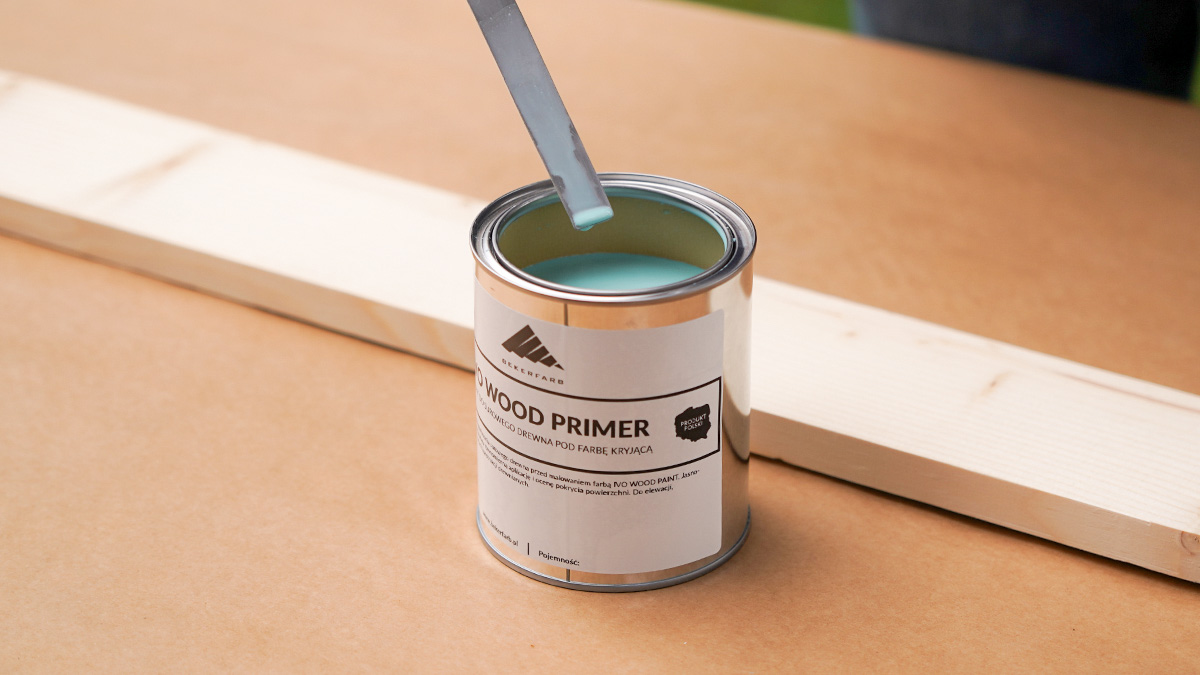Impregnat gruntujący Ivo-Wood-Primer – mieszanie produktu przed aplikacją