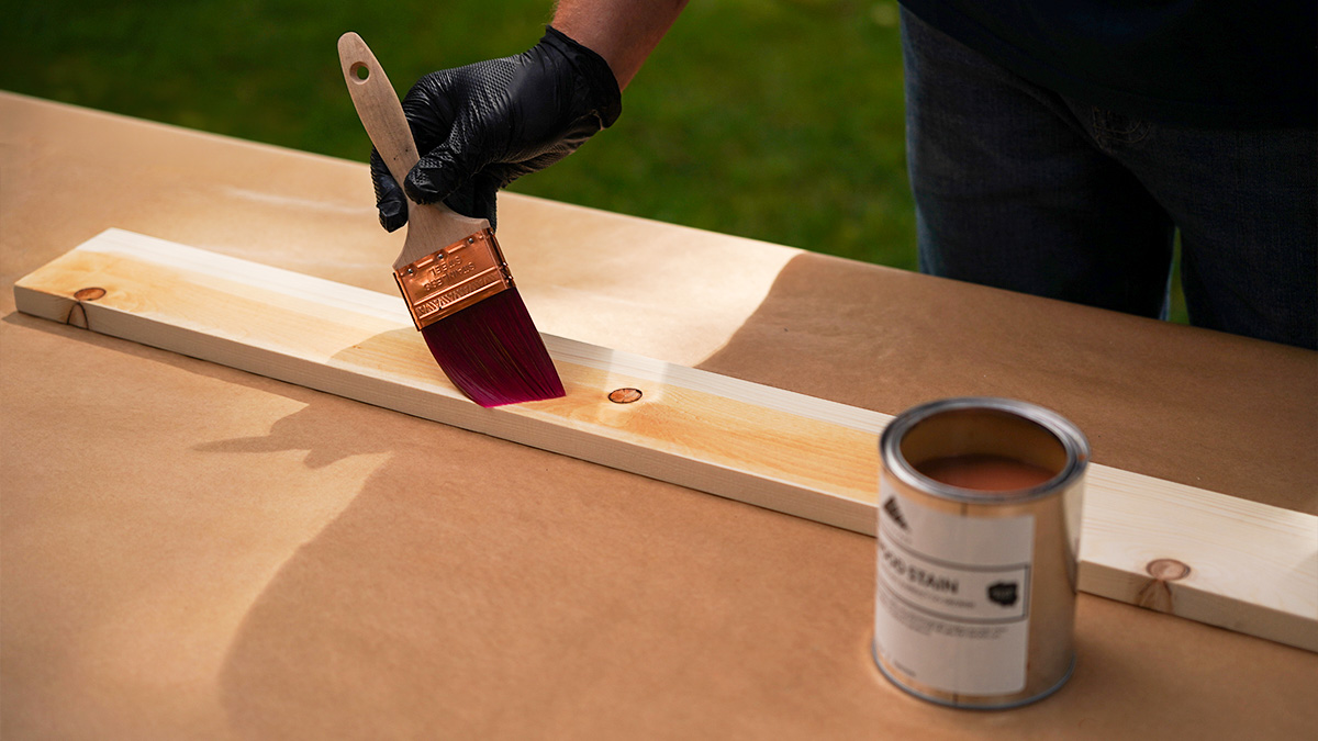 Nakładanie impregnatu Ivo-Wood-Stain pędzlem na drewnianą deskę