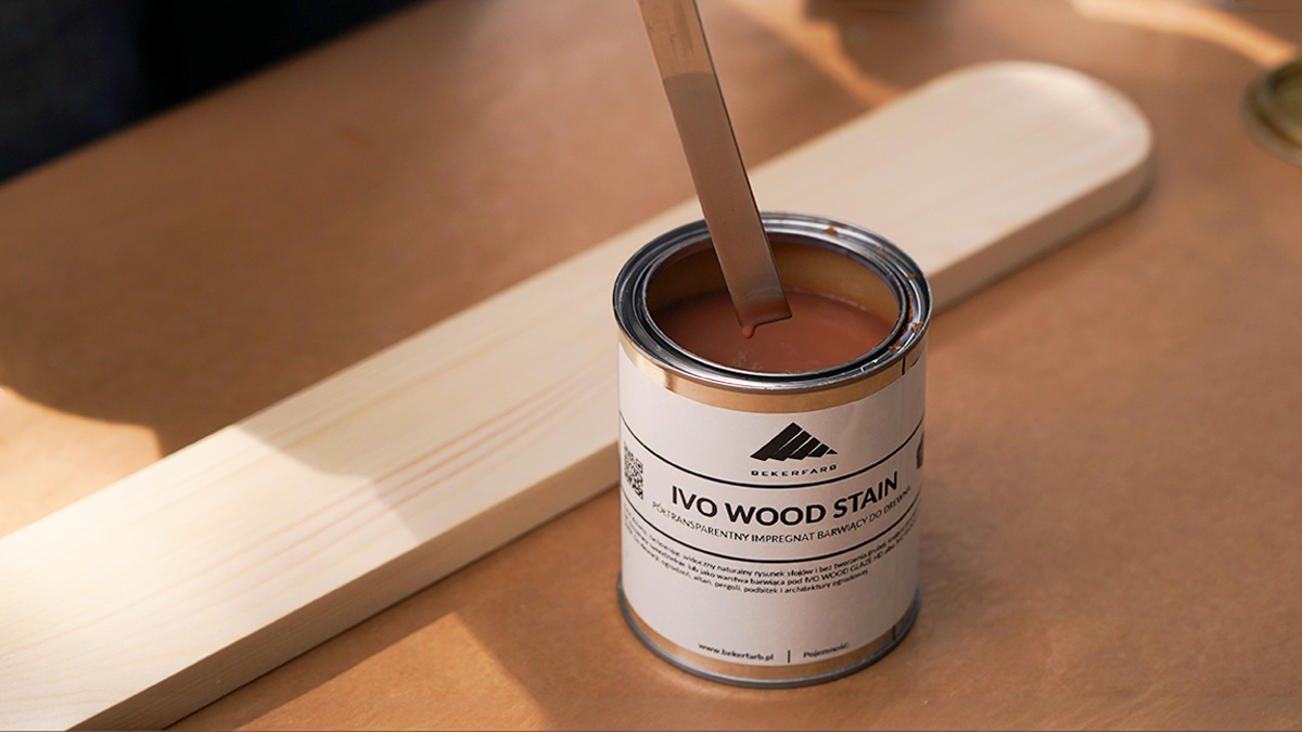 Impregnat Ivo-Wood-Stain – mieszanie produktu przed aplikacją