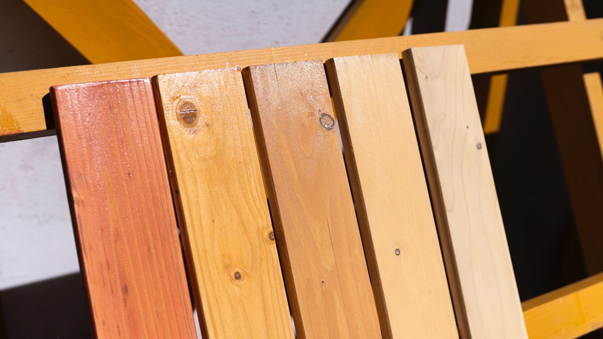 Drewniane deski po zastosowaniu impregnatu Ivo-Wood-Stain – różne wybarwienia